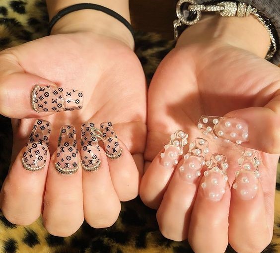 Manicura con uñas de cristal y perlas ;17 Manicuras con perlas para sentirte como una sirena real