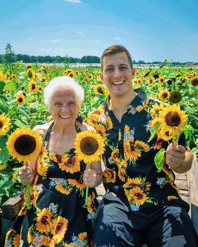 Ross Smith y Pauline Kana en campo de girasoles; Abuela y nieto toman las mejores selfies