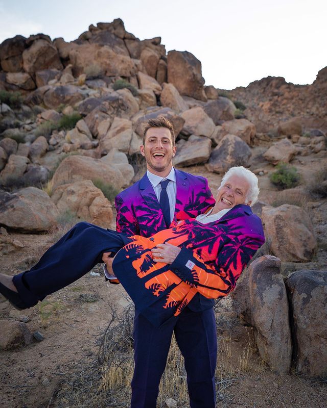 Ross Smith y Pauline Kana cargándose; Abuela y nieto toman las mejores selfies