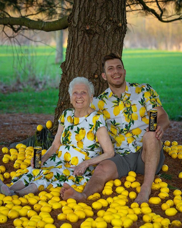Ross Smith y Pauline Kana bajo un árbol; Abuela y nieto toman las mejores selfies