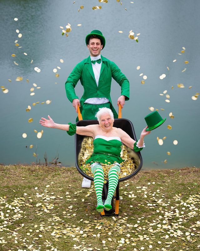 Ross Smith y Pauline Kana en un carretilla; Abuela y nieto toman las mejores selfies