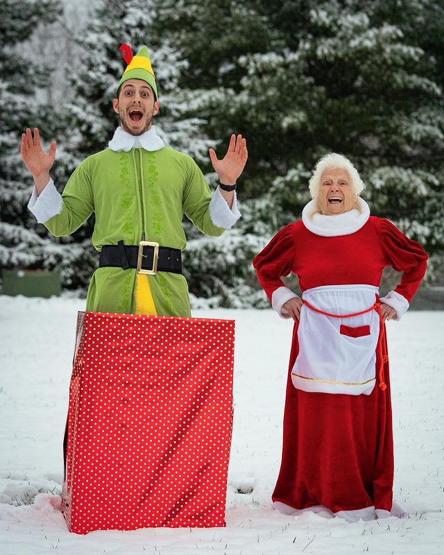 Ross Smith y Pauline Kana celebrando Navidad; Abuela y nieto toman las mejores selfies