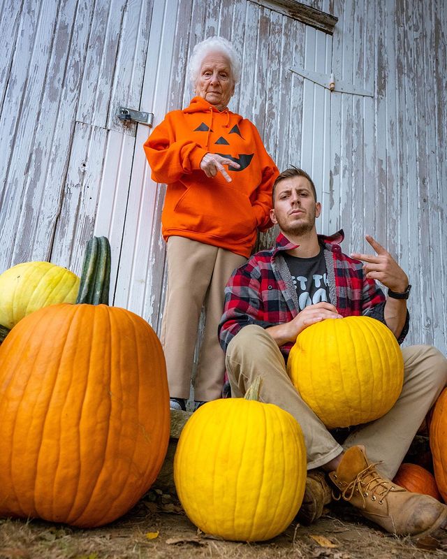 Ross Smith y Pauline Kana con calabazas; Abuela y nieto toman las mejores selfies