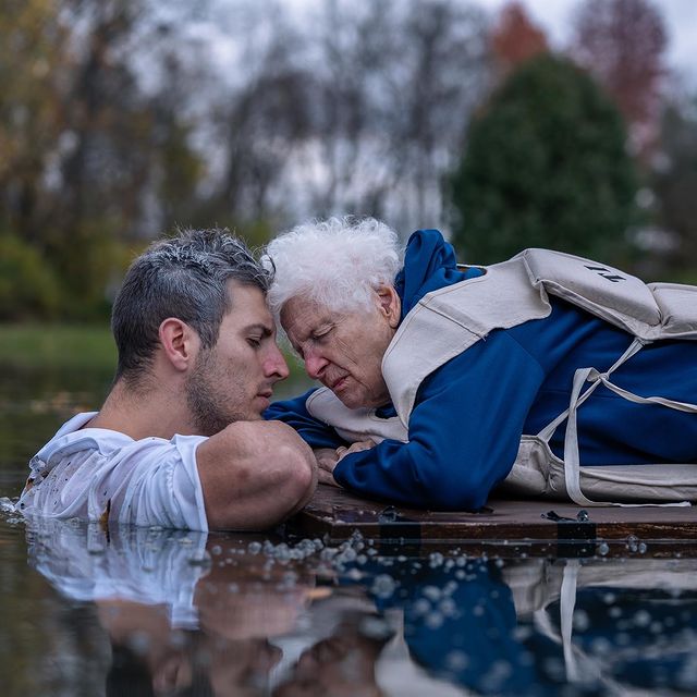 Ross Smith y Pauline Kana imitando Titanic; Abuela y nieto toman las mejores selfies