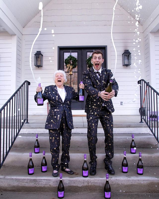 Ross Smith y Pauline Kana celebrando Año Nuevo; Abuela y nieto toman las mejores selfies