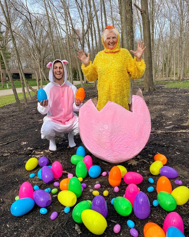 Ross Smith y Pauline Kana con huevos de pascua; Abuela y nieto toman las mejores selfies
