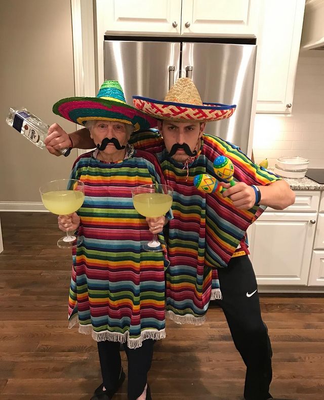 Ross Smith y Pauline Kana de fiesta mexicana; Abuela y nieto toman las mejores selfies