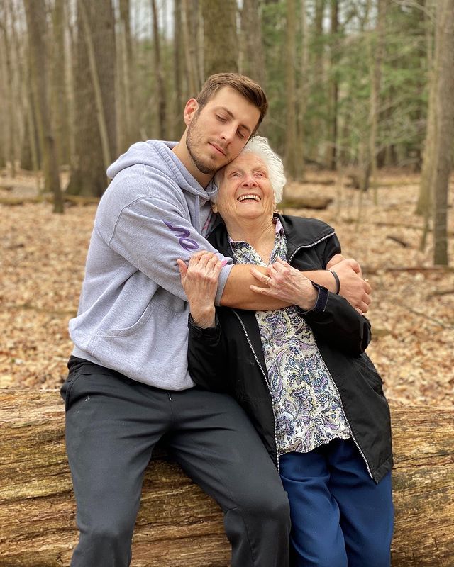 Ross Smith y Pauline Kana abrazados; Abuela y nieto toman las mejores selfies