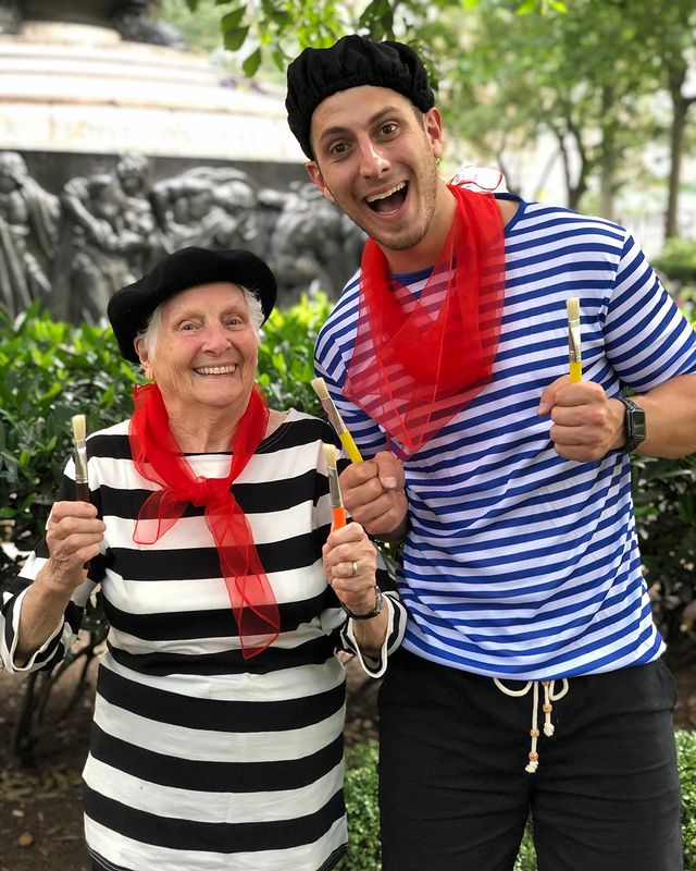 Ross Smith y Pauline Kana comiendo papas fritas; Abuela y nieto toman las mejores selfies