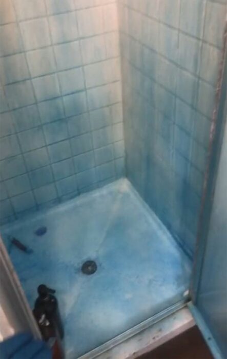 Ducha teñida de color azul