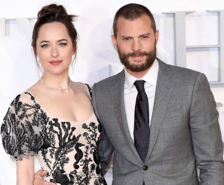 Jamie Dornan y Dakota Johnson posando para una fotografía