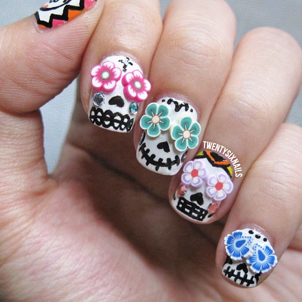 Uñas con calaveras; 20 Ideas para darle a tus uñas un estilo mexicano y lleno de color