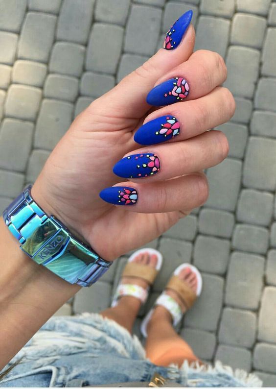 Uñas azul rey con flores rojas; 20 Ideas para darle a tus uñas un estilo mexicano y lleno de color