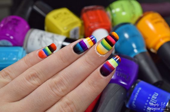 Uñas con líneas de colores fluorescentes; 20 Ideas para darle a tus uñas un estilo mexicano y lleno de color