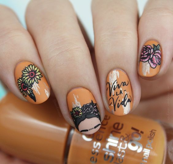 Manicura en color naranja con Frida Kahlo; 20 Ideas para darle a tus uñas un estilo mexicano y lleno de color