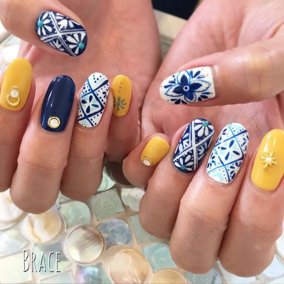 Uñas con diseño de talabartería; 20 Ideas para darle a tus uñas un estilo mexicano y lleno de color