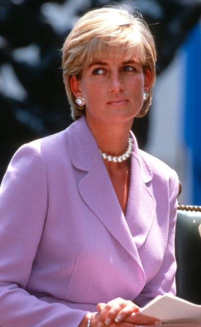 Princesa Diana con un peinado diferente