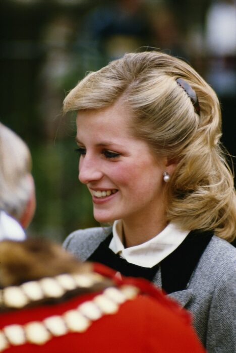 Princesa Diana con un peinado diferente