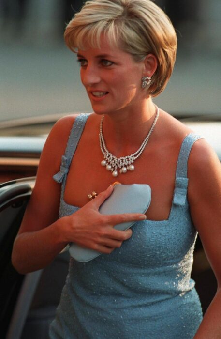 Princesa Diana con un peinado diferente