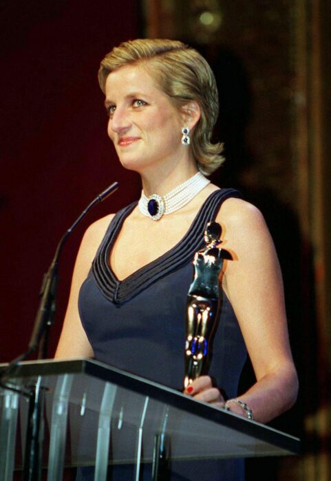 Princesa Diana con un peinado diferente