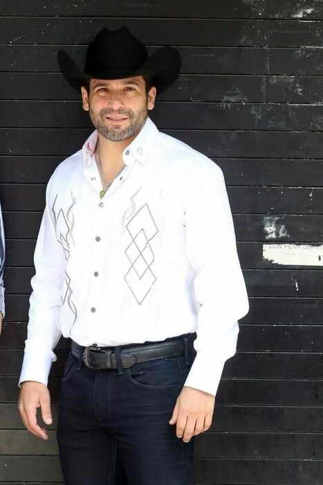 Bobby Pulido posando para una fotografía