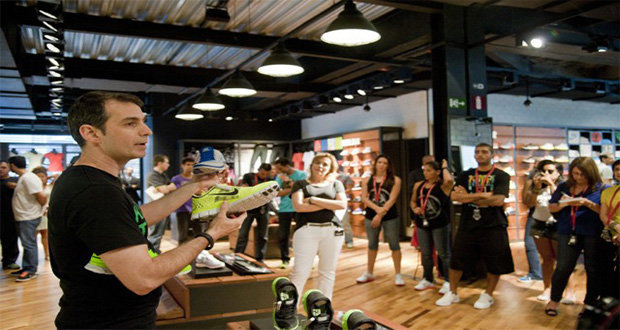 Empleados de Nike juntos durante una junta