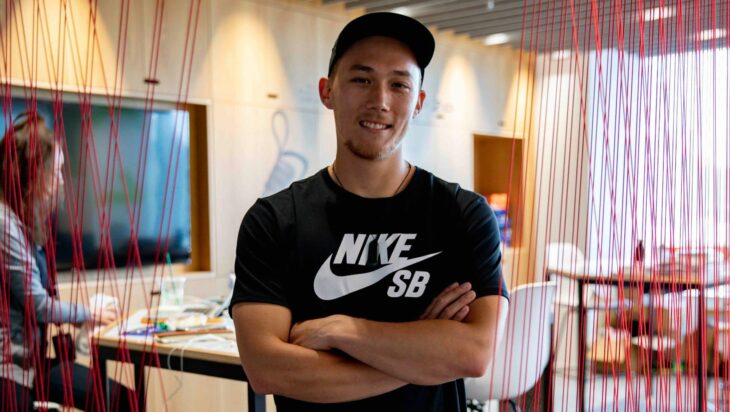 Empleado de Nike posando para una fotografía