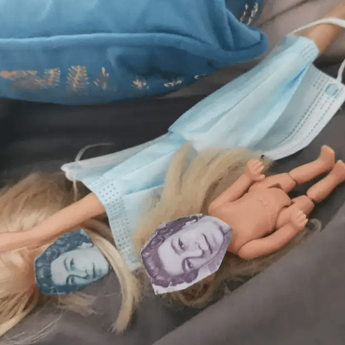 Muñecas con el rostro de la reina Isabel recortado de billetes 