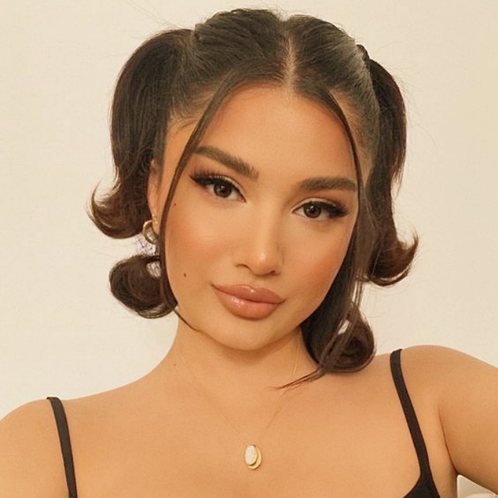 Chica con cabello recogido, peinado de cola de caballo alta, coletas altas, cabello largo, rubia y castaña, para resaltar mejor la cara