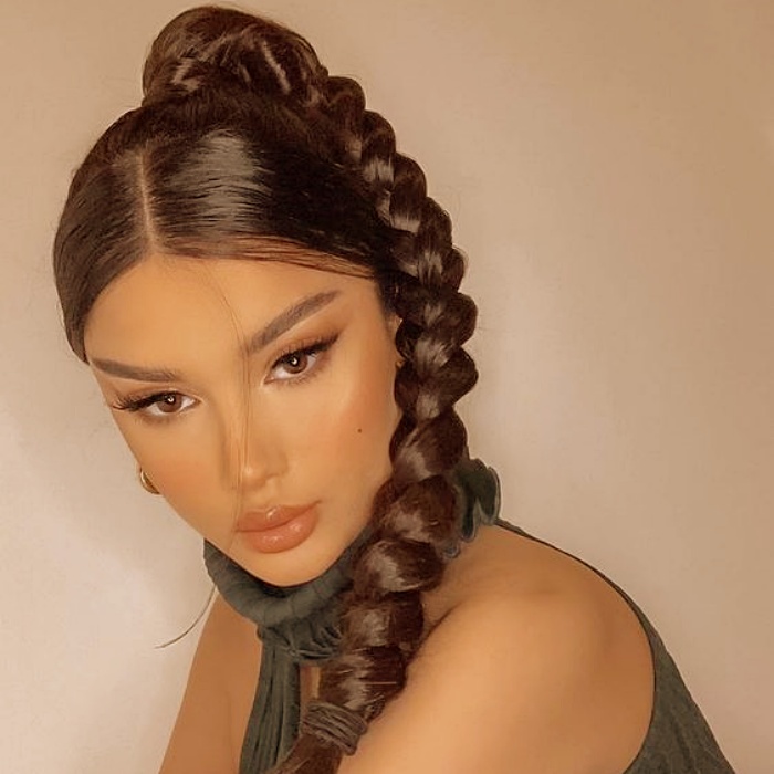Chica con cabello recogido, peinado de cola de caballo alta, coletas altas, cabello largo, rubia y castaña, para resaltar mejor la cara