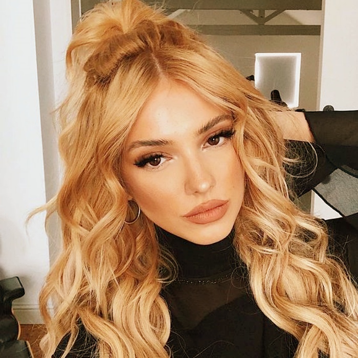 Chica con cabello recogido, peinado de cola de caballo alta, coletas altas, cabello largo, rubia y castaña, para resaltar mejor la cara