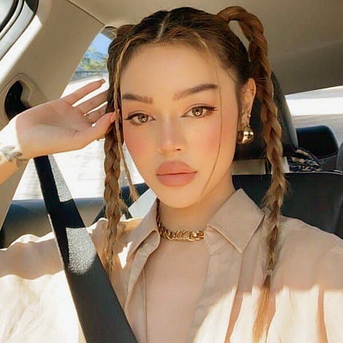 Chica con cabello recogido, peinado de cola de caballo alta, coletas altas, cabello largo, rubia y castaña, para resaltar mejor la cara