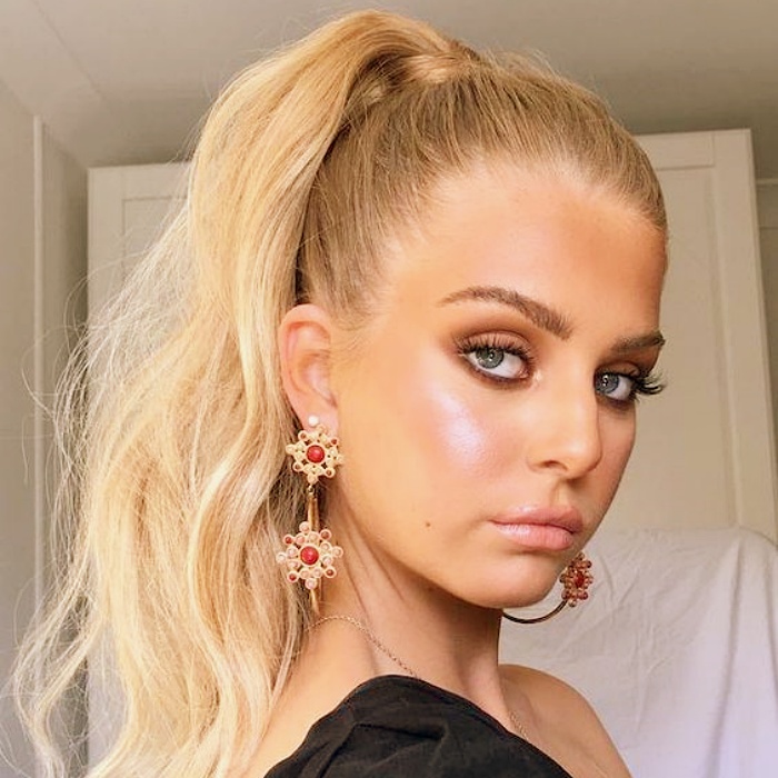 Chica con cabello recogido, peinado de cola de caballo alta, coletas altas, cabello largo, rubia y castaña, para resaltar mejor la cara