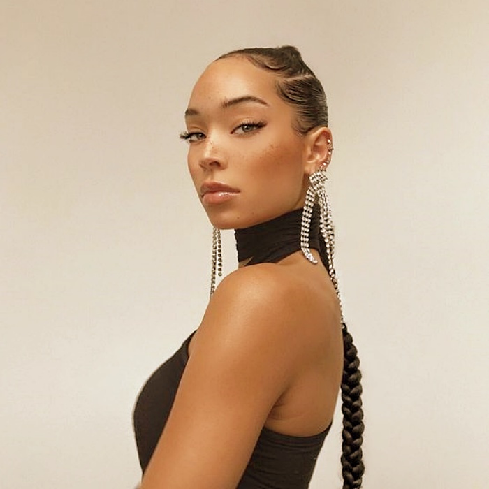 Chica con cabello recogido, peinado de cola de caballo alta, coletas altas, cabello largo, rubia y castaña, para resaltar mejor la cara