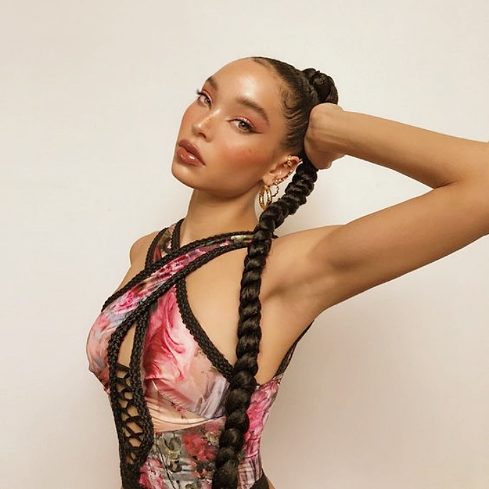 Chica con cabello recogido, peinado de cola de caballo alta, coletas altas, cabello largo, rubia y castaña, para resaltar mejor la cara