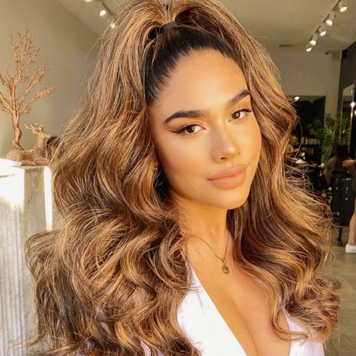 Chica con cabello recogido, peinado de cola de caballo alta, coletas altas, cabello largo, rubia y castaña, para resaltar mejor la cara