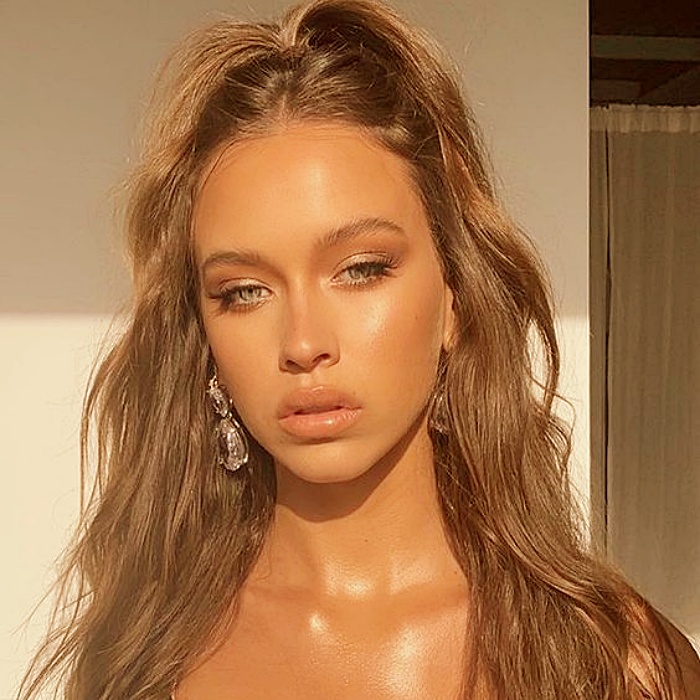 Chica con cabello recogido, peinado de cola de caballo alta, coletas altas, cabello largo, rubia y castaña, para resaltar mejor la cara