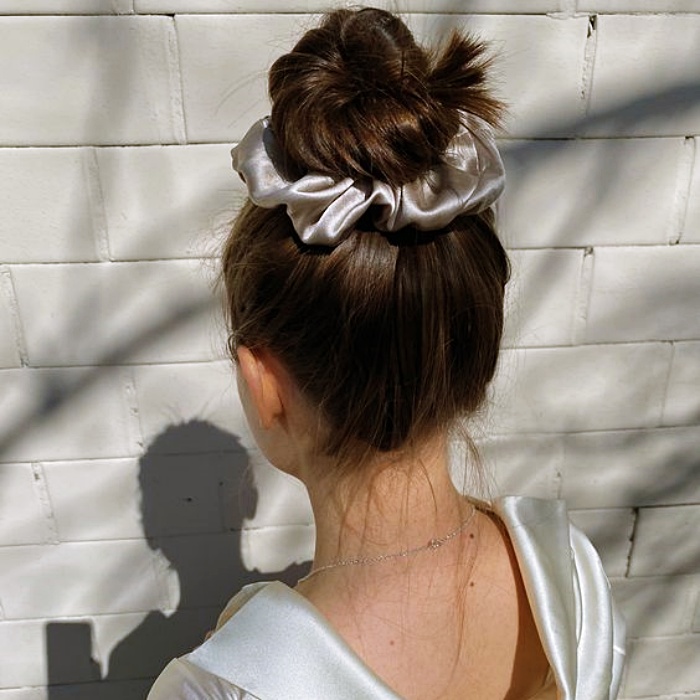 chica usando un chongo con scrunchie
