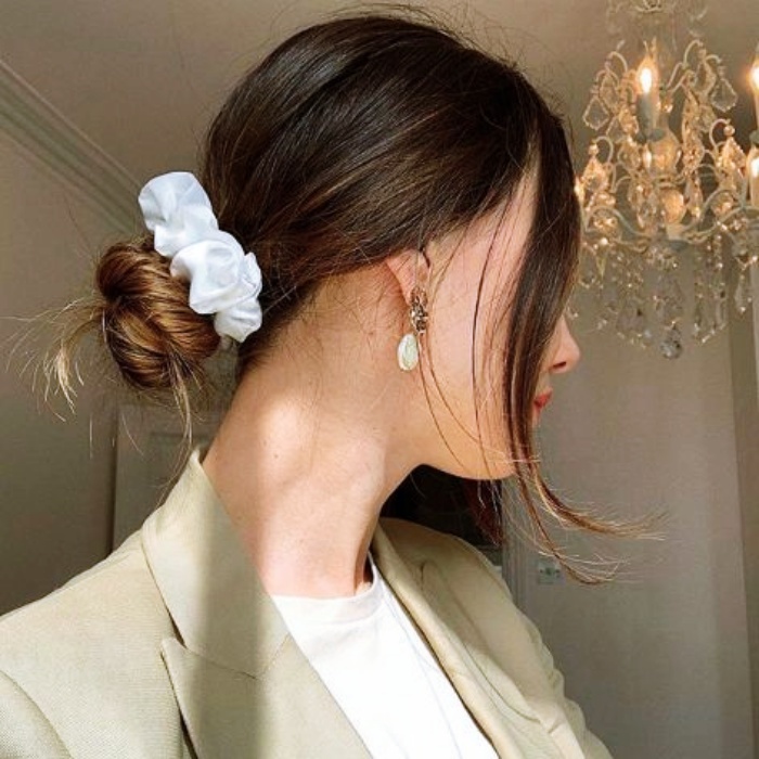 chica con mechones sueltos usando scrunchie