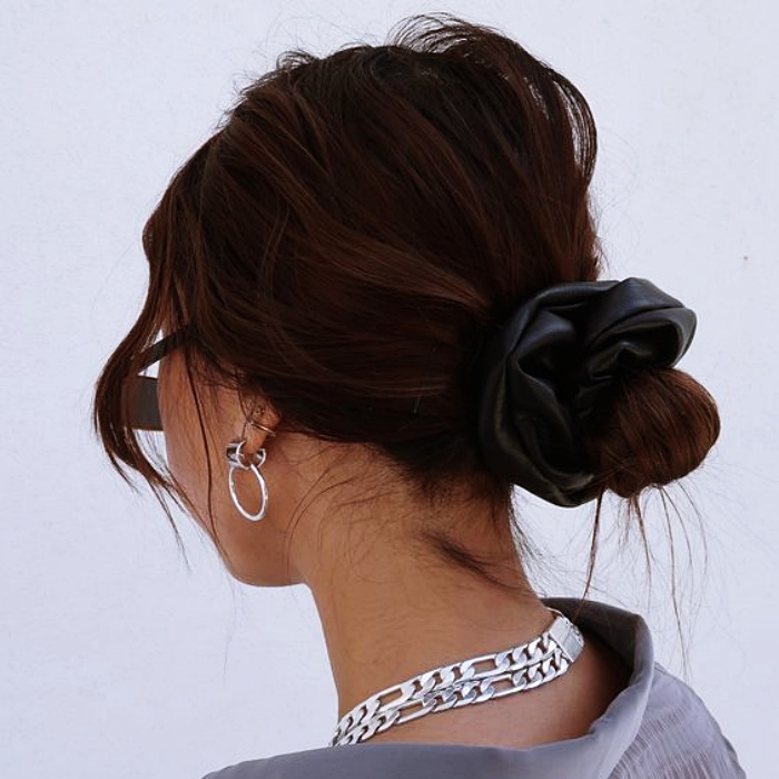 chica usando scrunchie de seda