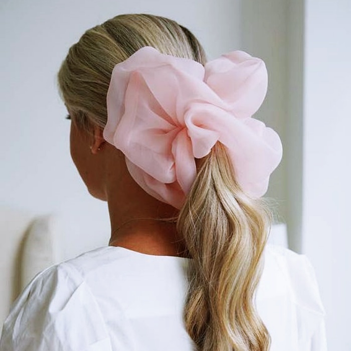 chica con scrunchie de gaza