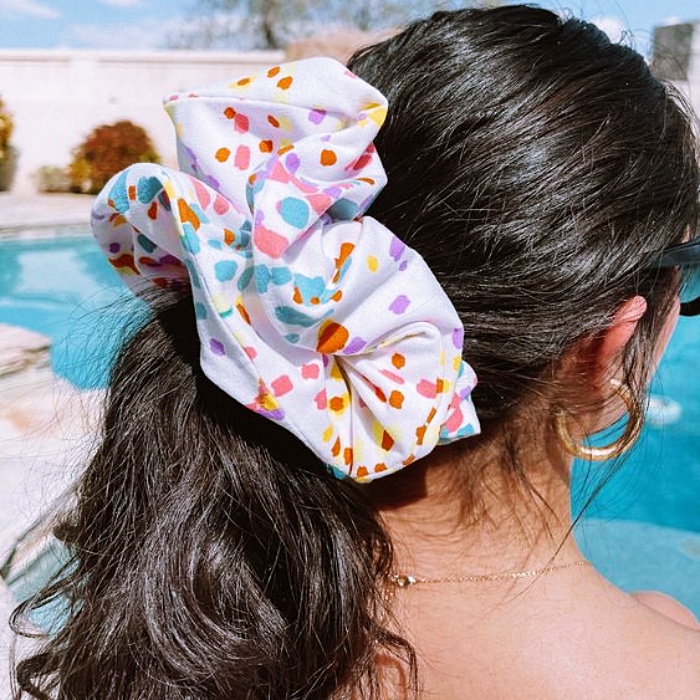 scrunchie en la piscina