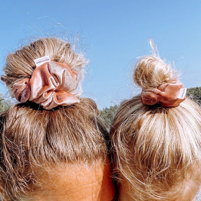 madre e hija con scrunchies a juego