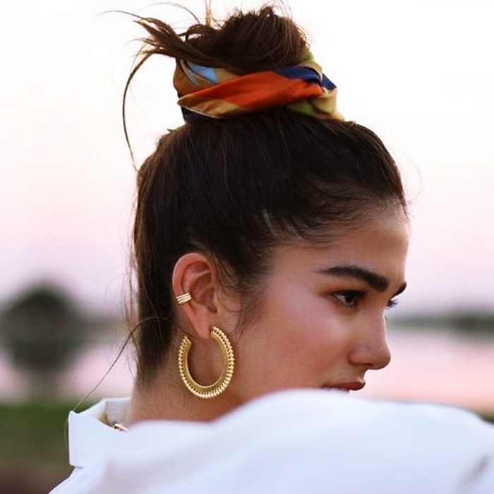 chica luciendo scrunchie que resalta sus rasgos