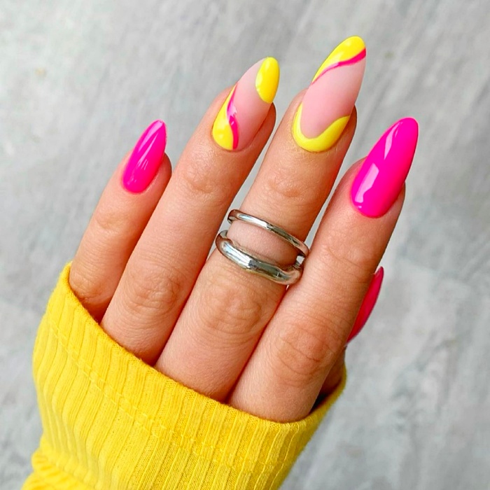 uñas, manicura, postizas con diseños originales, coloridos, neón, rosa pastel, tonos pasteles, rojos, anillos, glitter, brillo y tonos neutrales