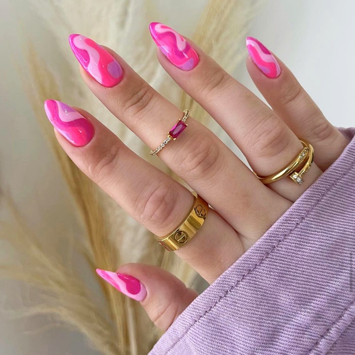 uñas, manicura, postizas con diseños originales, coloridos, neón, rosa pastel, tonos pasteles, rojos, anillos, glitter, brillo y tonos neutrales