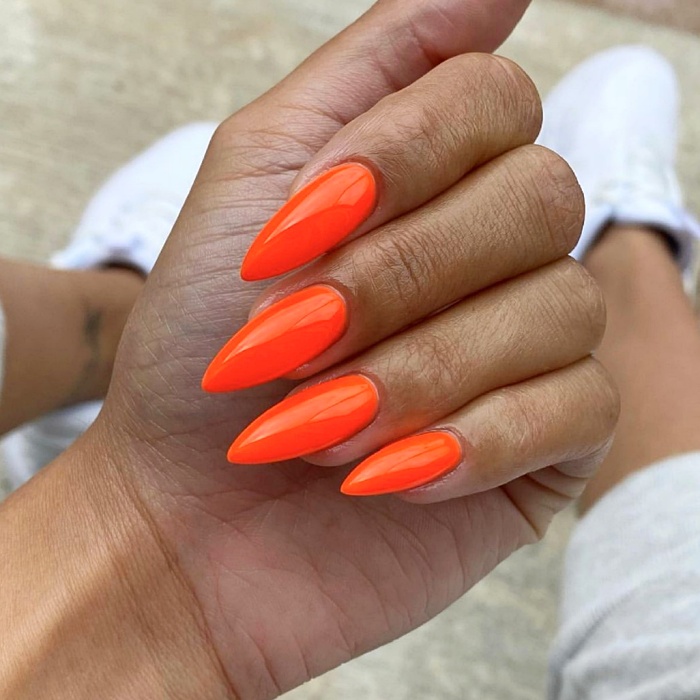 uñas, manicura, postizas con diseños originales, coloridos, neón, rosa pastel, tonos pasteles, rojos, anillos, glitter, brillo y tonos neutrales