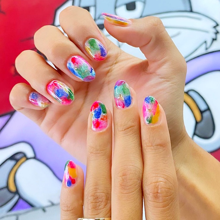 uñas, manicura, postizas con diseños originales, coloridos, neón, rosa pastel, tonos pasteles, rojos, anillos, glitter, brillo y tonos neutrales