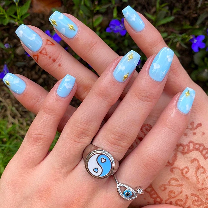 uñas, manicura, postizas con diseños originales, coloridos, neón, rosa pastel, tonos pasteles, rojos, anillos, glitter, brillo y tonos neutrales