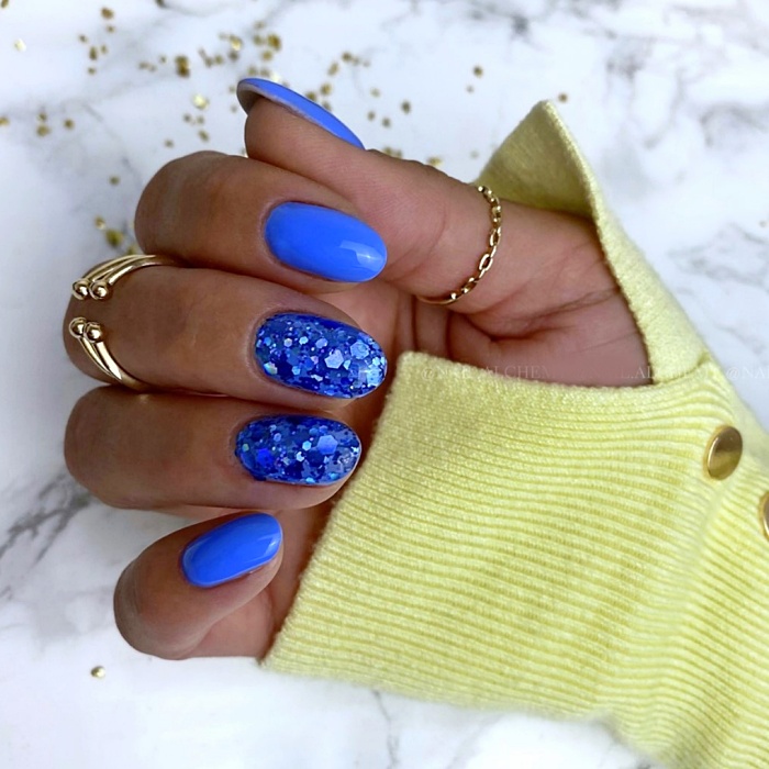 uñas, manicura, postizas con diseños originales, coloridos, neón, rosa pastel, tonos pasteles, rojos, anillos, glitter, brillo y tonos neutrales